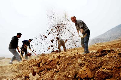 谈“”驻村扶贫那些事pg电子游戏网站谈(图2)